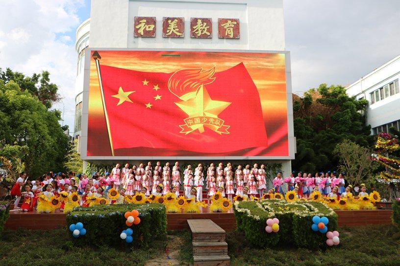 5球惨败，76岁霍奇森场边呆立望着来客场支持自己的球迷